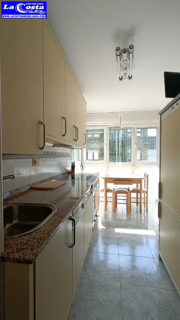 Küche von Wohnung zum Verkauf in Ribamontán al Mar mit Heizung, Ofen und Waschmaschine
