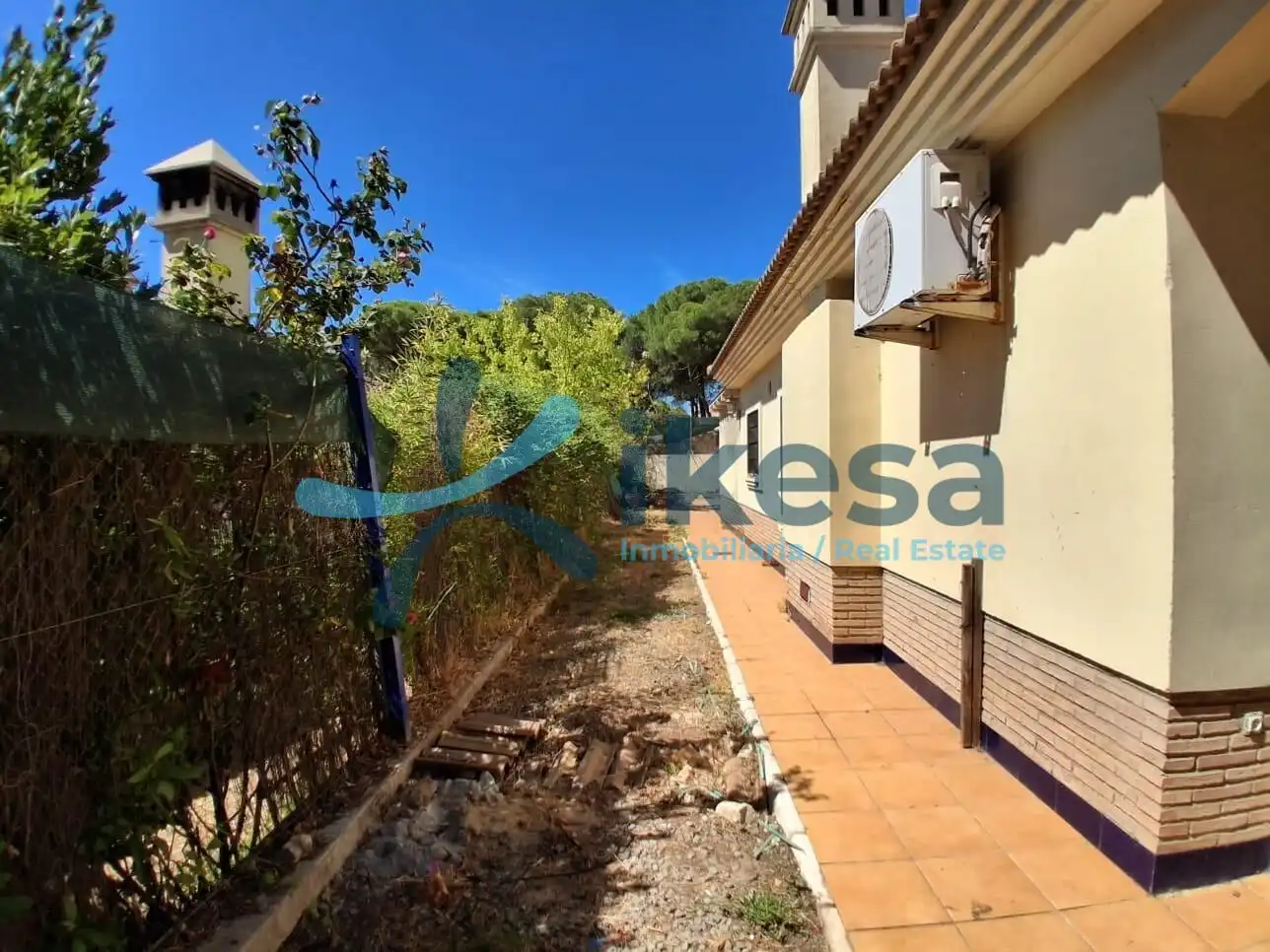 Vista exterior de Casa adosada en venda en El Portil amb Piscina comunitària