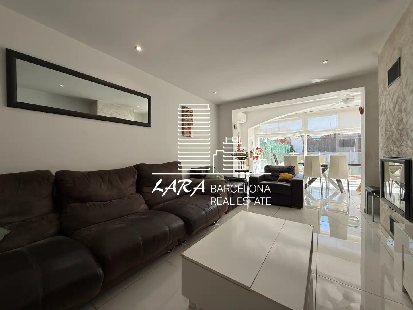 Sala d'estar de Casa adosada en venda en Castelldefels amb Aire condicionat, Jardí privat i Terrassa