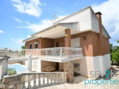 Vista exterior de Casa o xalet en venda en Santa Cruz del Retamar amb Terrassa, Piscina i Balcó