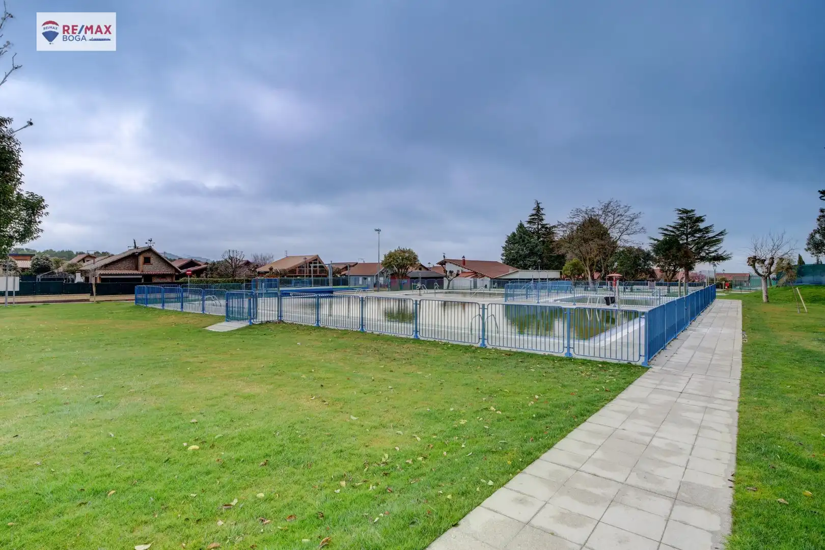 Piscina de Casa adosada en venta en Ayegui / Aiegi con Aire acondicionado, Jardín privado y Terraza