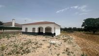 Vista exterior de Finca rústica en venda en La Carlota amb Terrassa