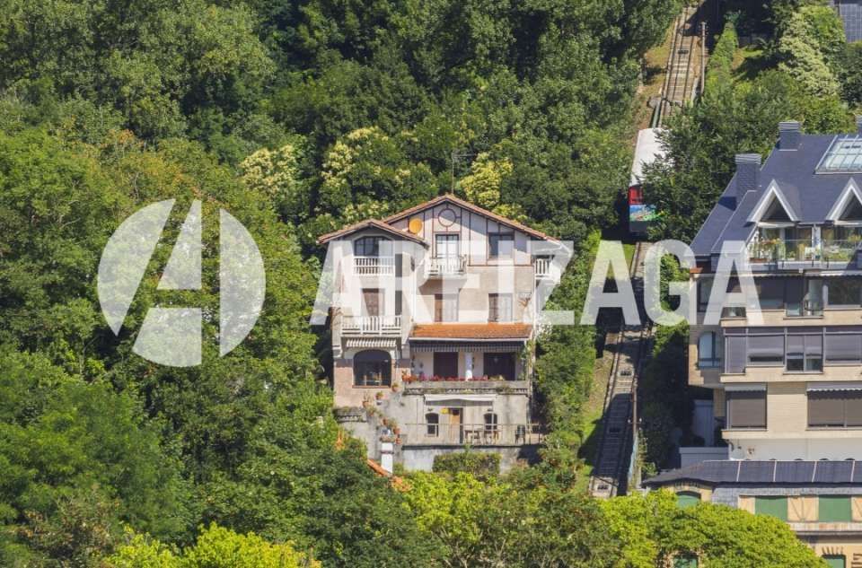 Vista exterior de Casa o xalet en venda en Donostia - San Sebastián  amb Calefacció, Jardí privat i Terrassa