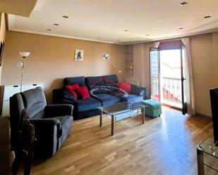 Sala d'estar de Apartament de lloguer en León Capital  amb Calefacció, Parquet i Moblat