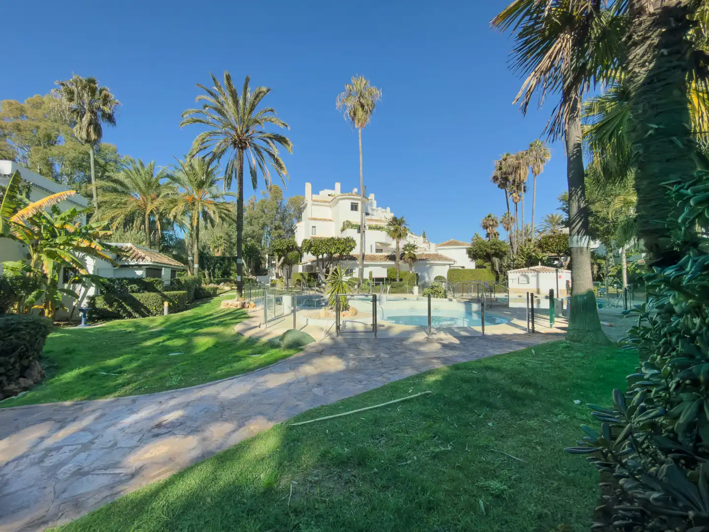 Jardín de Planta baja en venta en Marbella con Aire acondicionado, Terraza y Piscina