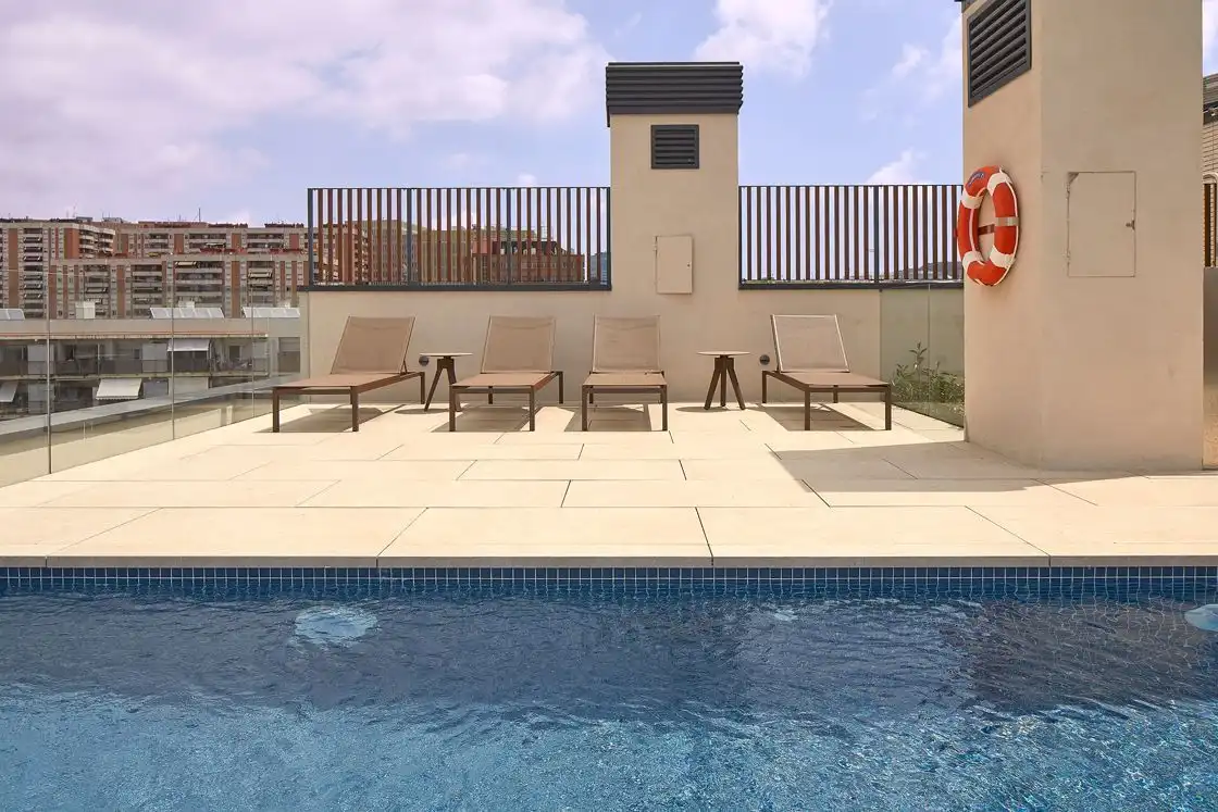 Piscina de Pis de lloguer en L'Hospitalet de Llobregat amb Aire condicionat, Calefacció i Parquet