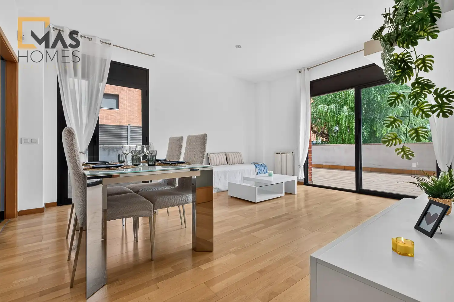 Sala d'estar de Pis en venda en Sant Cugat del Vallès amb Calefacció, Jardí privat i Parquet