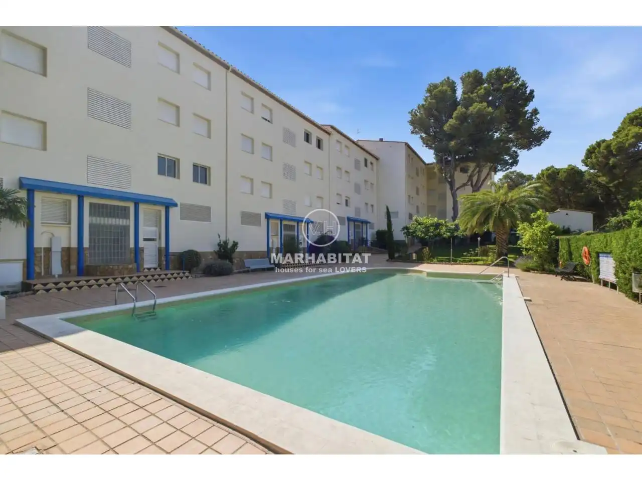 Vista exterior de Piso en venta en L'Escala con Terraza, Amueblado y Piscina comunitaria