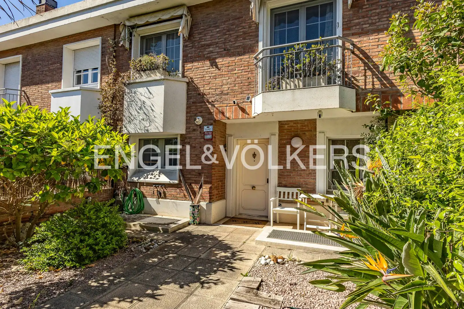 Vista exterior de Casa o chalet en venta en Esplugues de Llobregat con Aire acondicionado, Calefacción y Jardín privado