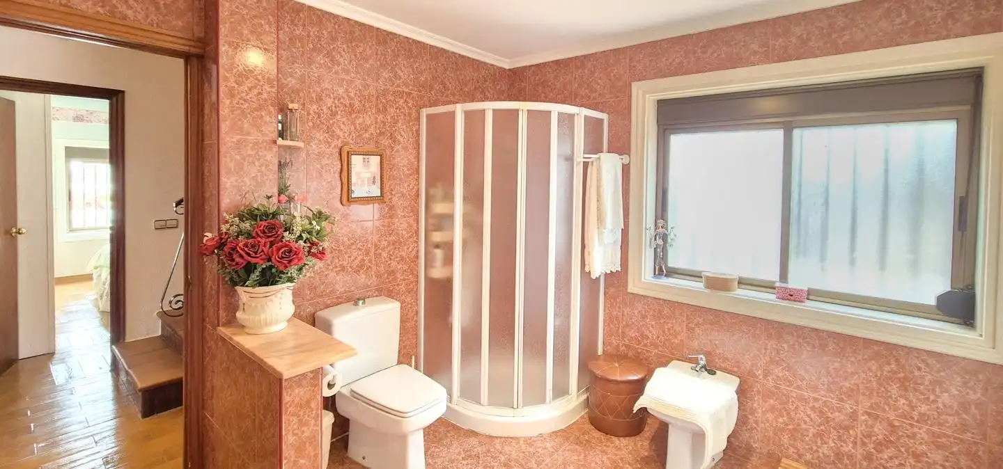Bany de Casa o xalet en venda en Elche / Elx amb Aire condicionat, Jardí privat i Traster