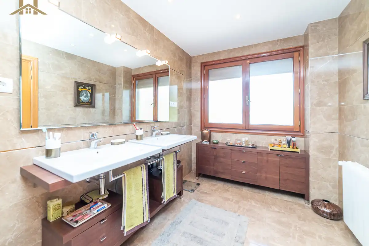 Bany de Casa o xalet en venda en Boadilla del Monte amb Calefacció, Jardí privat i Parquet