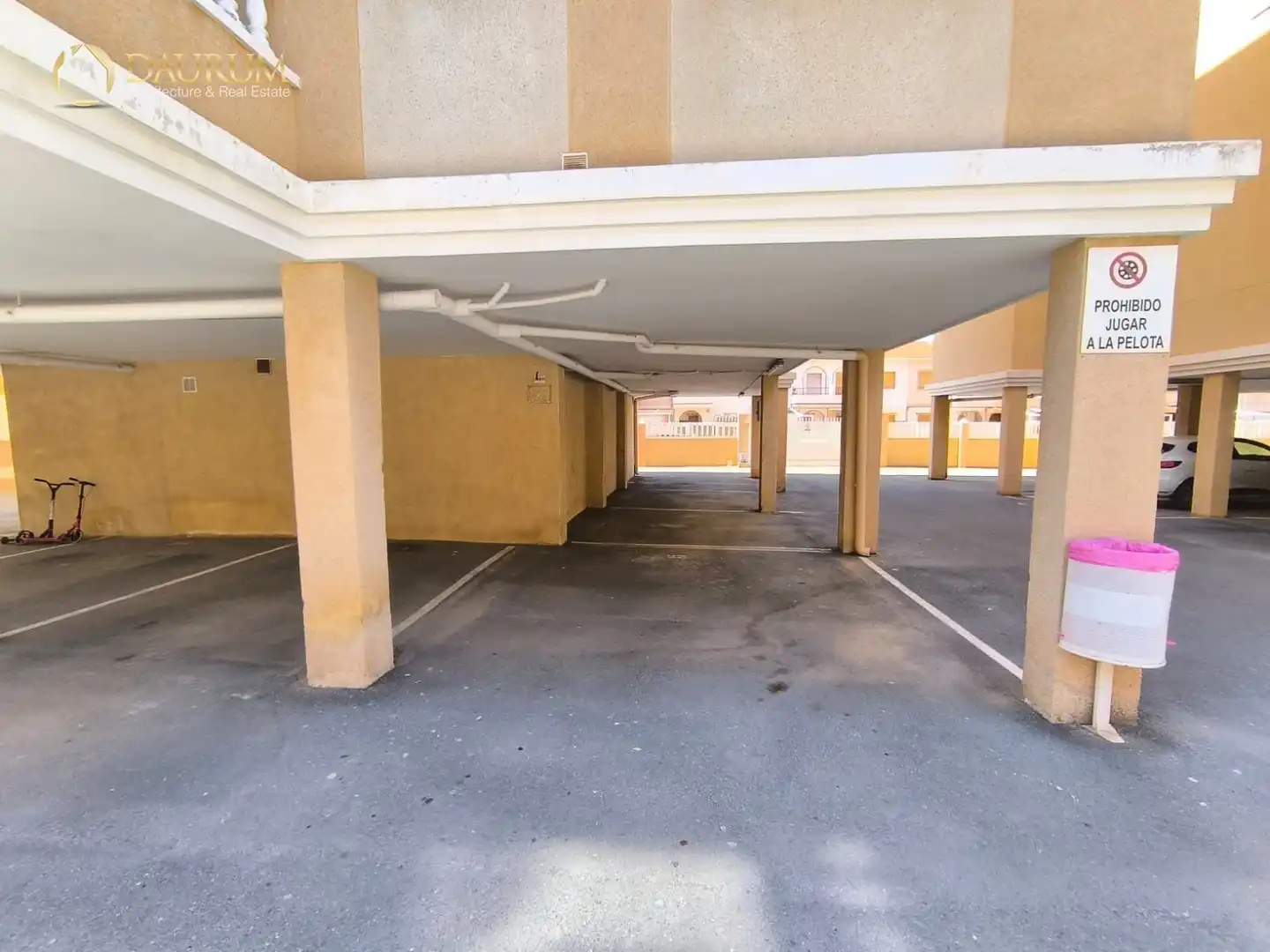 Parkplatz von Einfamilien-Reihenhaus zum Verkauf in Santa Pola mit Klimaanlage, Heizung und Privatgarten