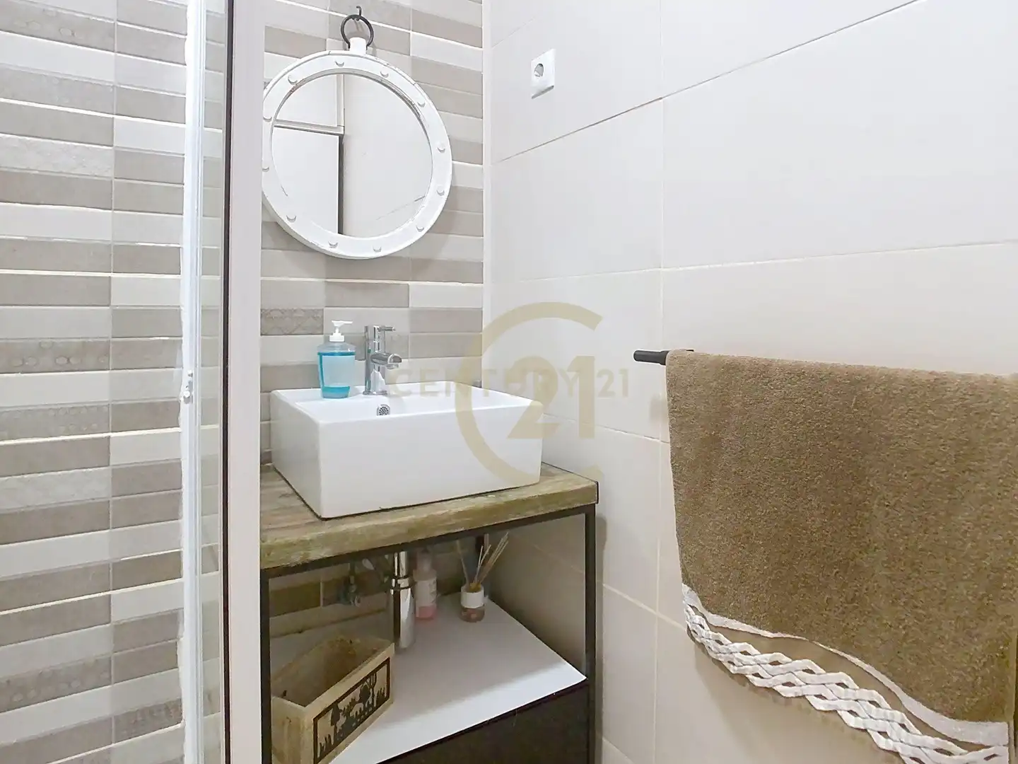 Baño de Apartamento de alquiler en Benalmádena con Aire acondicionado, Piscina y Microondas