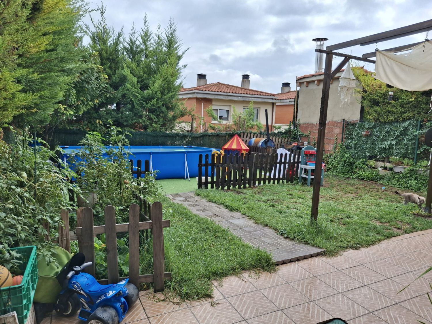 Schwimmbecken von Einfamilien-Reihenhaus zum Verkauf in Oyón-Oion mit Heizung, Privatgarten und Parkett