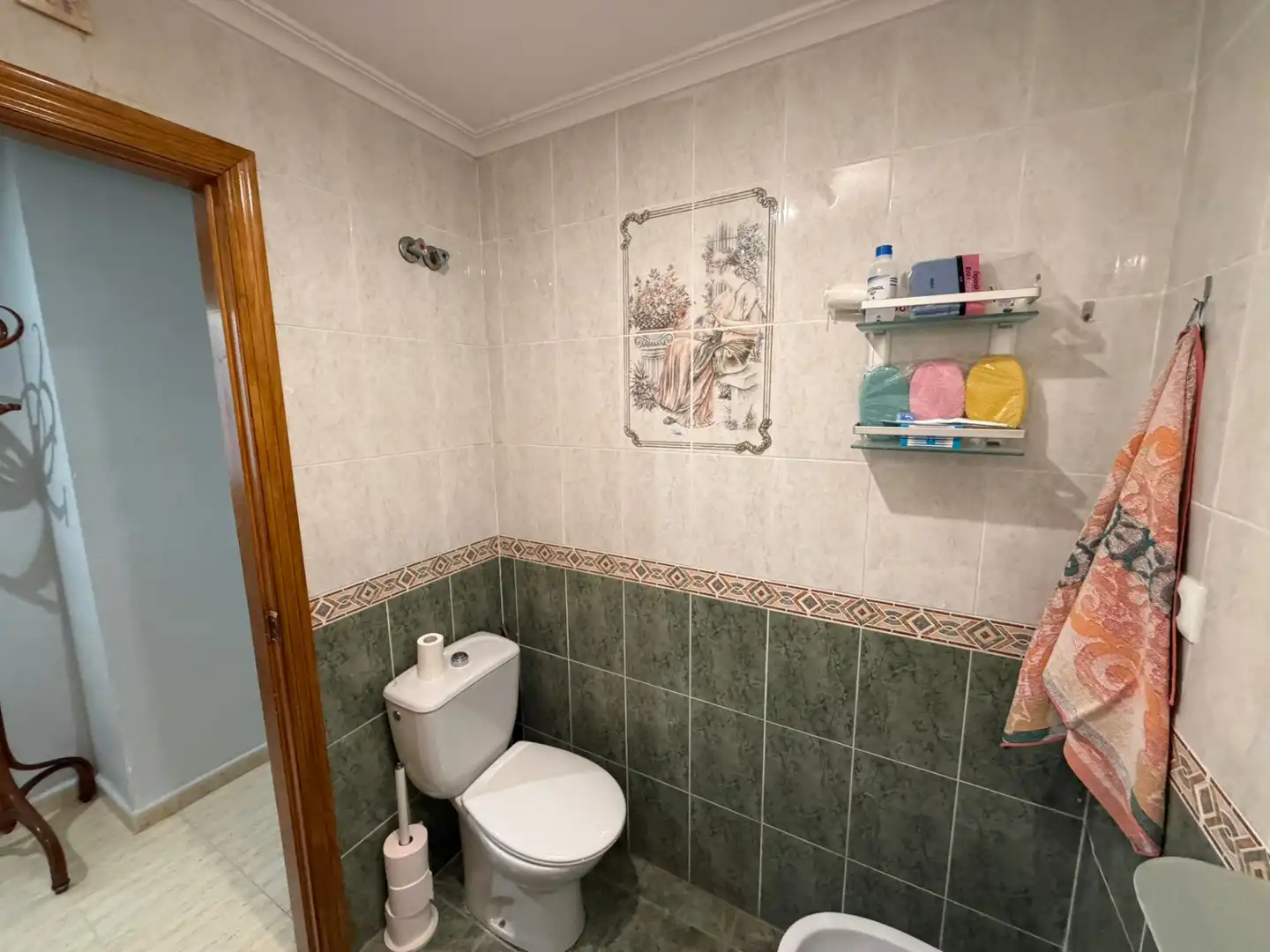 Bany de Pis de lloguer en Torrevieja amb Aire condicionat, Terrassa i Moblat