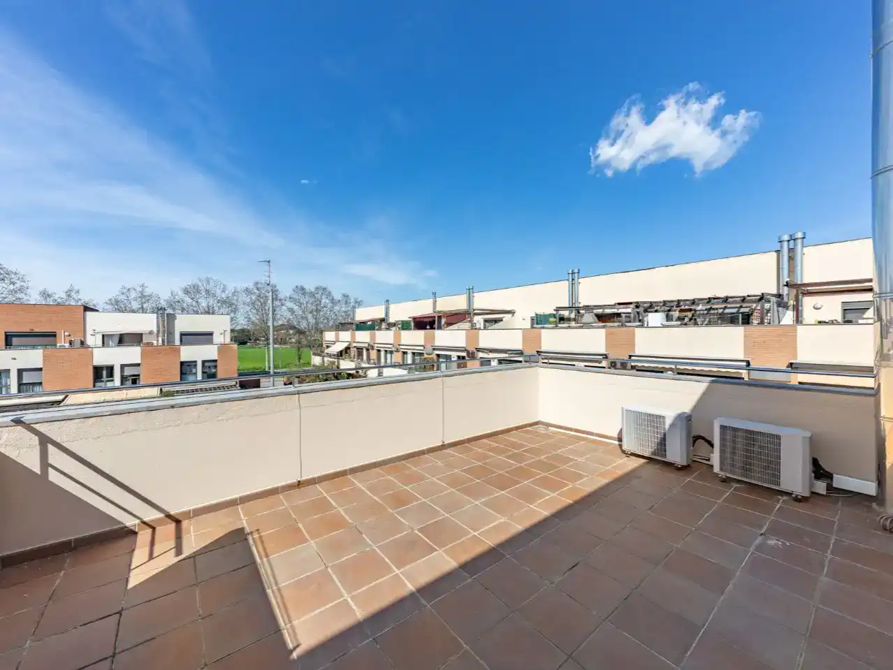 Terrassa de Casa adosada en venda en Vilanova del Vallès amb Aire condicionat i Piscina