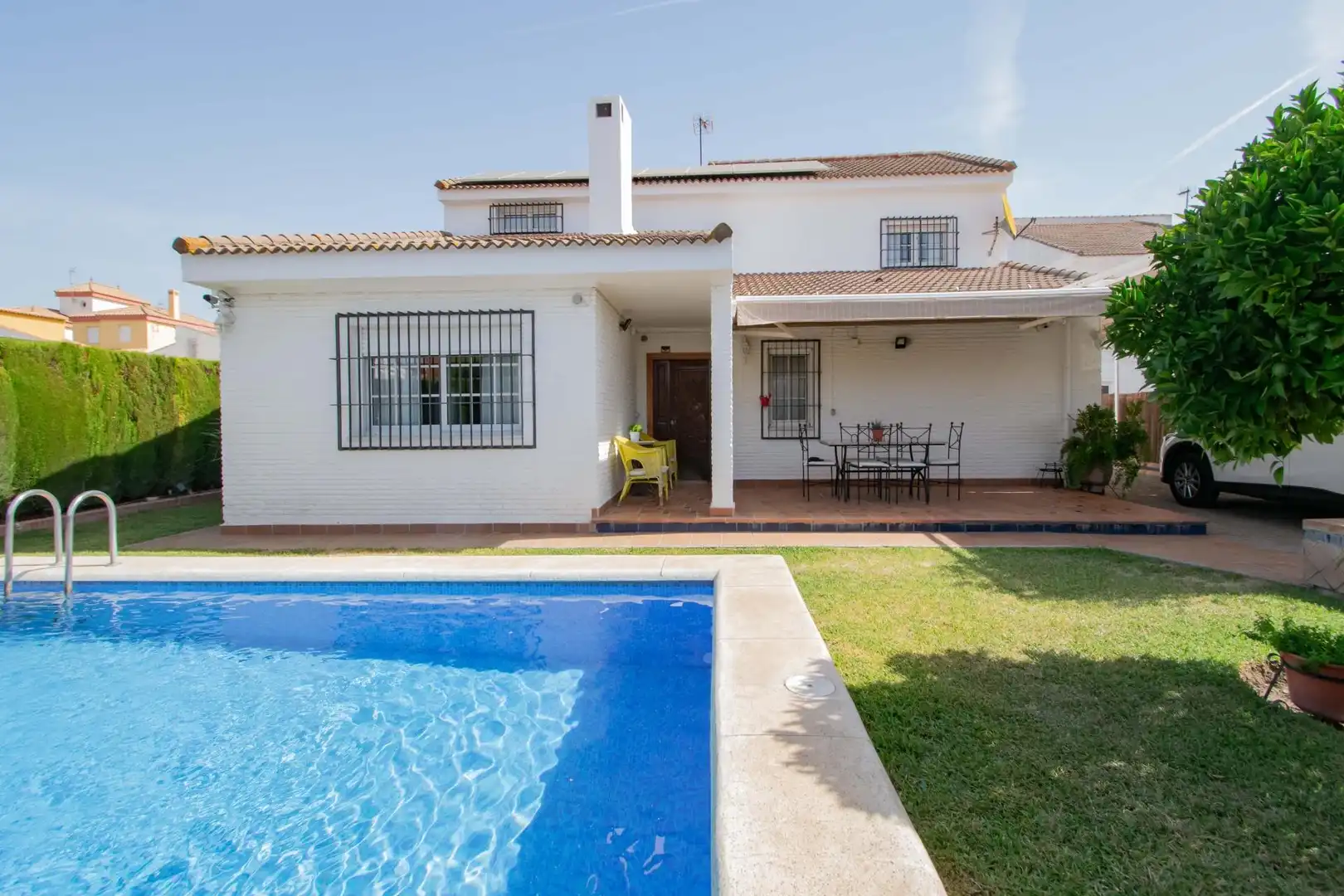 Vista exterior de Casa o xalet en venda en Gines amb Aire condicionat, Calefacció i Jardí privat