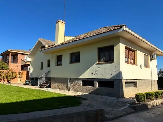 Vista exterior de Casa o chalet en venta en Miralcamp, Lleida