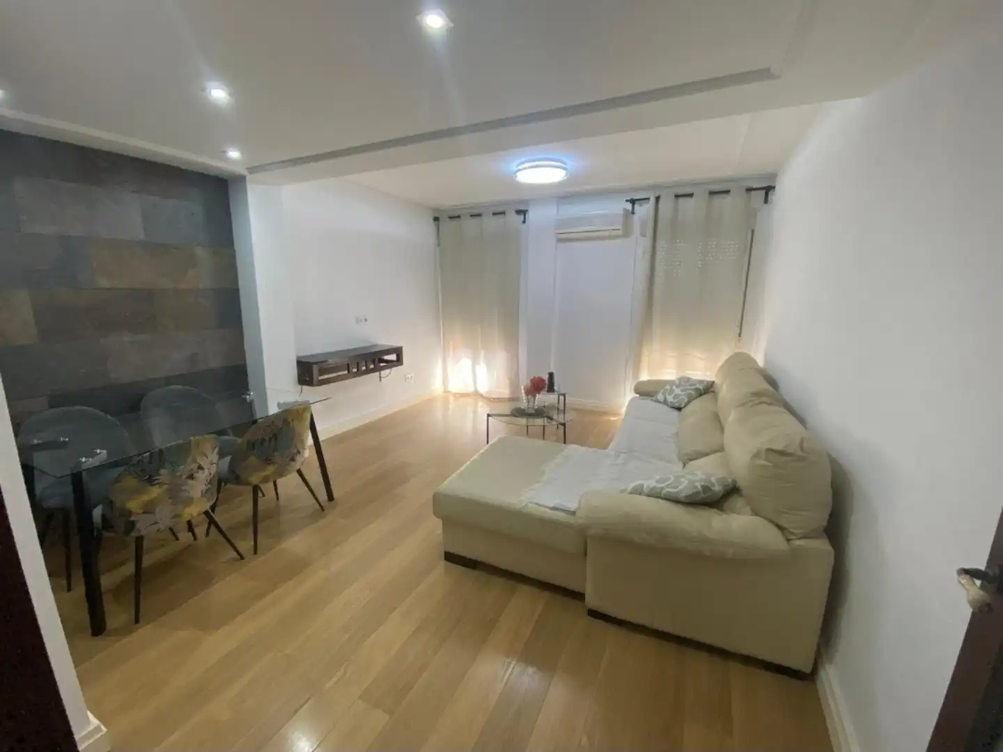 Sala de estar de Dúplex de alquiler en Dos Hermanas con Aire acondicionado, Parquet y Terraza