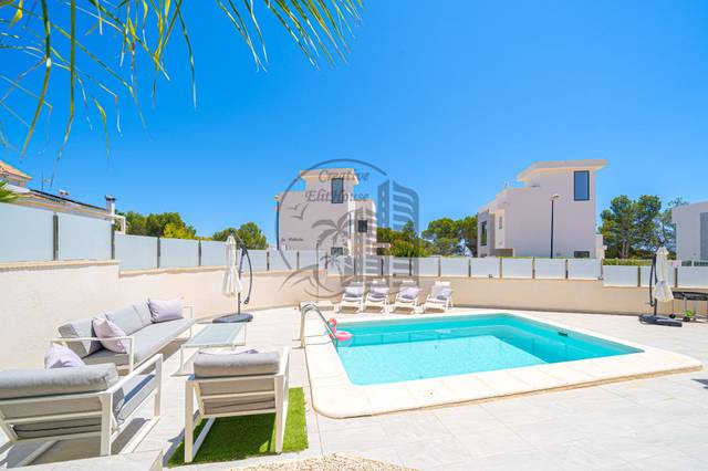 Casa-chalet en Venta en Carrer Coll de Rates en Montebello - Nou Espai