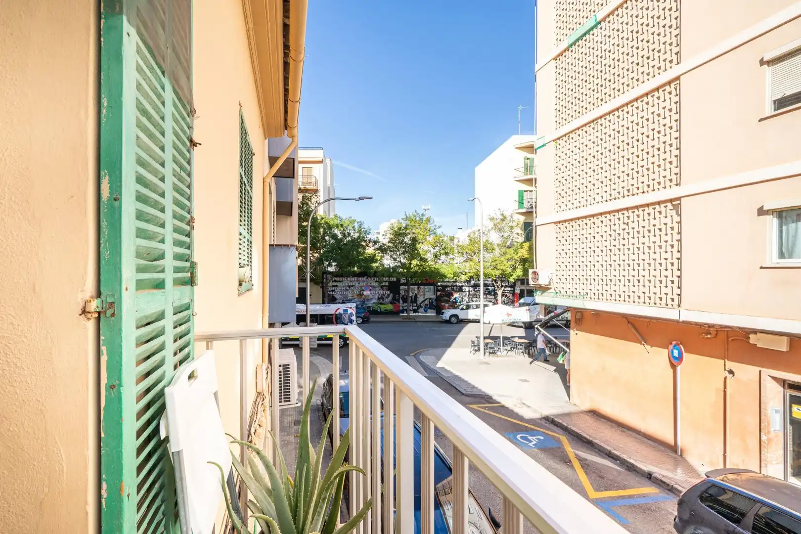 Außenansicht von Einfamilien-Reihenhaus zum Verkauf in  Palma de Mallorca mit Abstellraum und Balkon