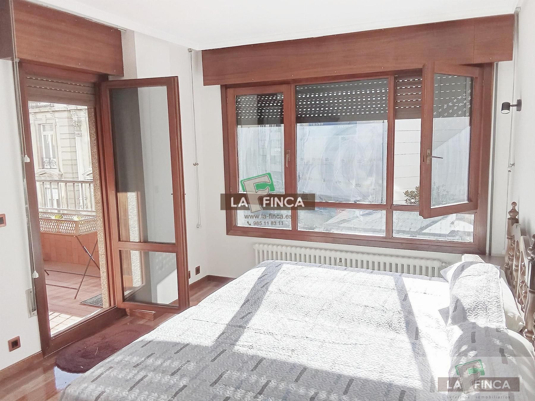 Dormitori de Apartament de lloguer en Oviedo  amb Calefacció, Parquet i Terrassa