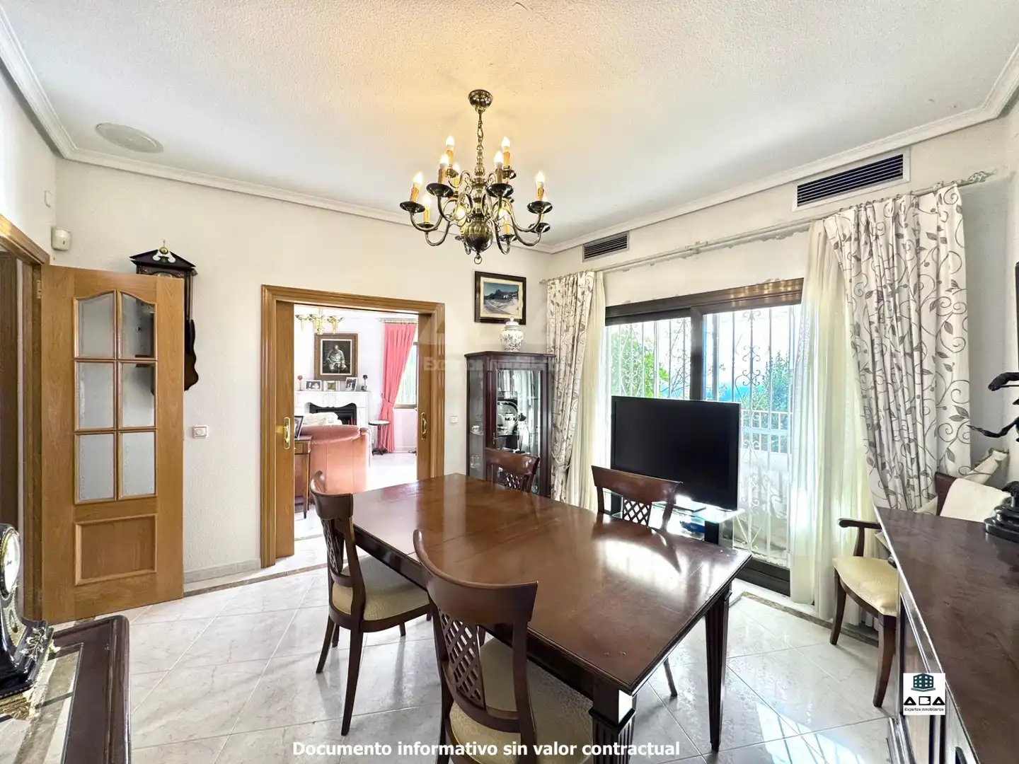 Comedor de Casa o chalet en venta en Poyales del Hoyo con Aire acondicionado, Calefacción y Jardín privado
