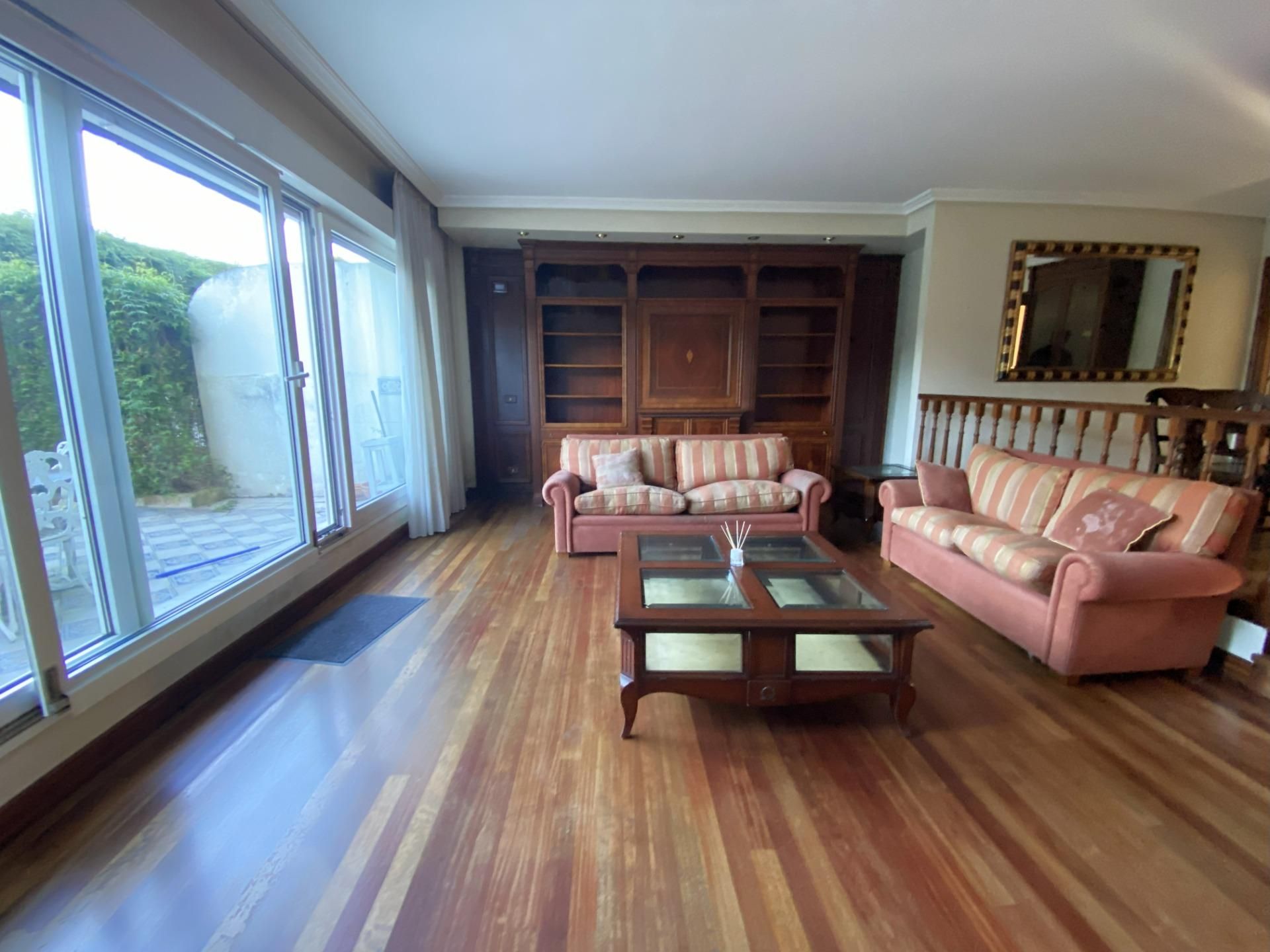 Sala d'estar de Casa adosada en venda en Loiu amb Calefacció, Jardí privat i Terrassa