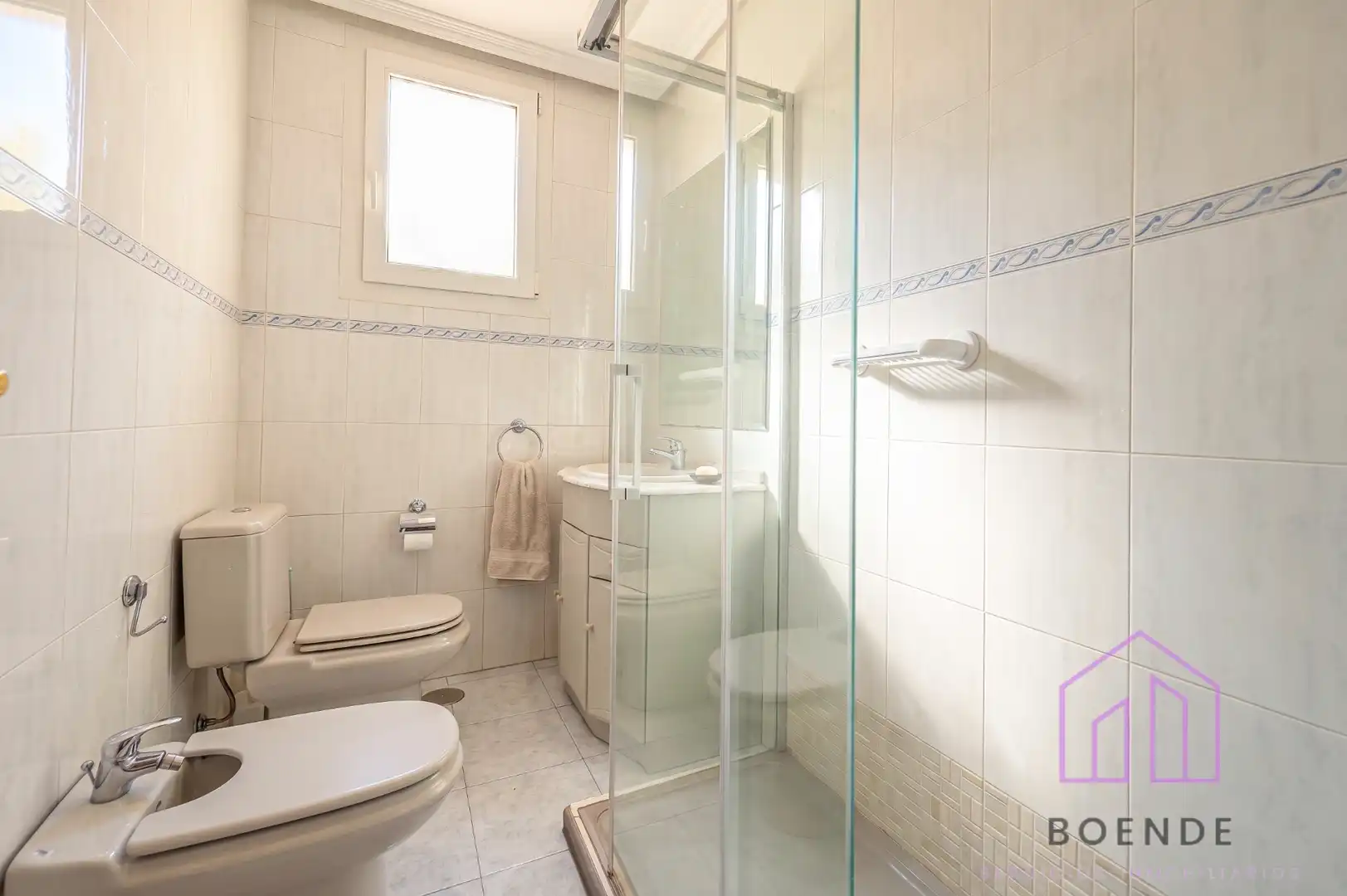 Bathroom of Flat for sale in Madrid  with Air Conditioner, Heating and Parquet flooring