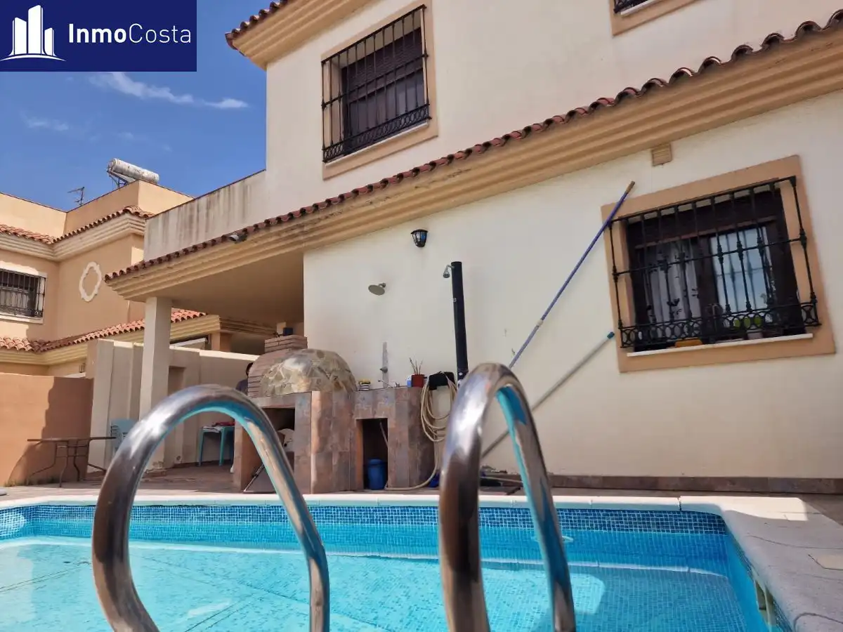 Piscina de Casa o chalet en venta en La Línea de la Concepción