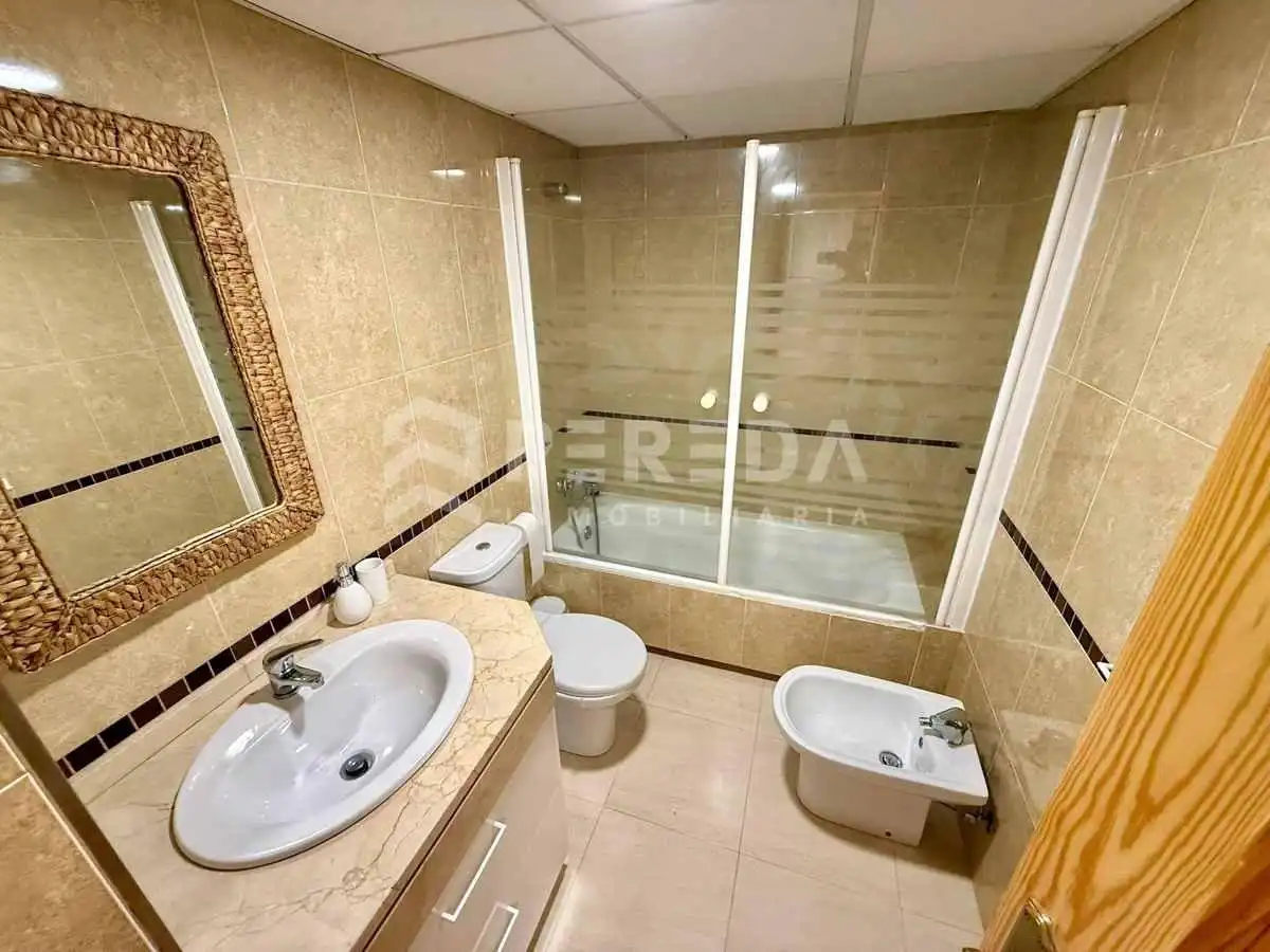 Badezimmer von Wohnungen zum Verkauf in Roquetas de Mar mit Terrasse, Möbliert und Gemeinschaftspool