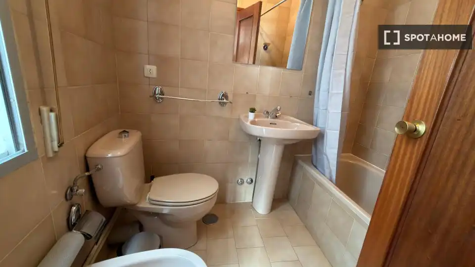 Baño de Piso de alquiler en Madrid con Aire acondicionado, Calefacción y Amueblado