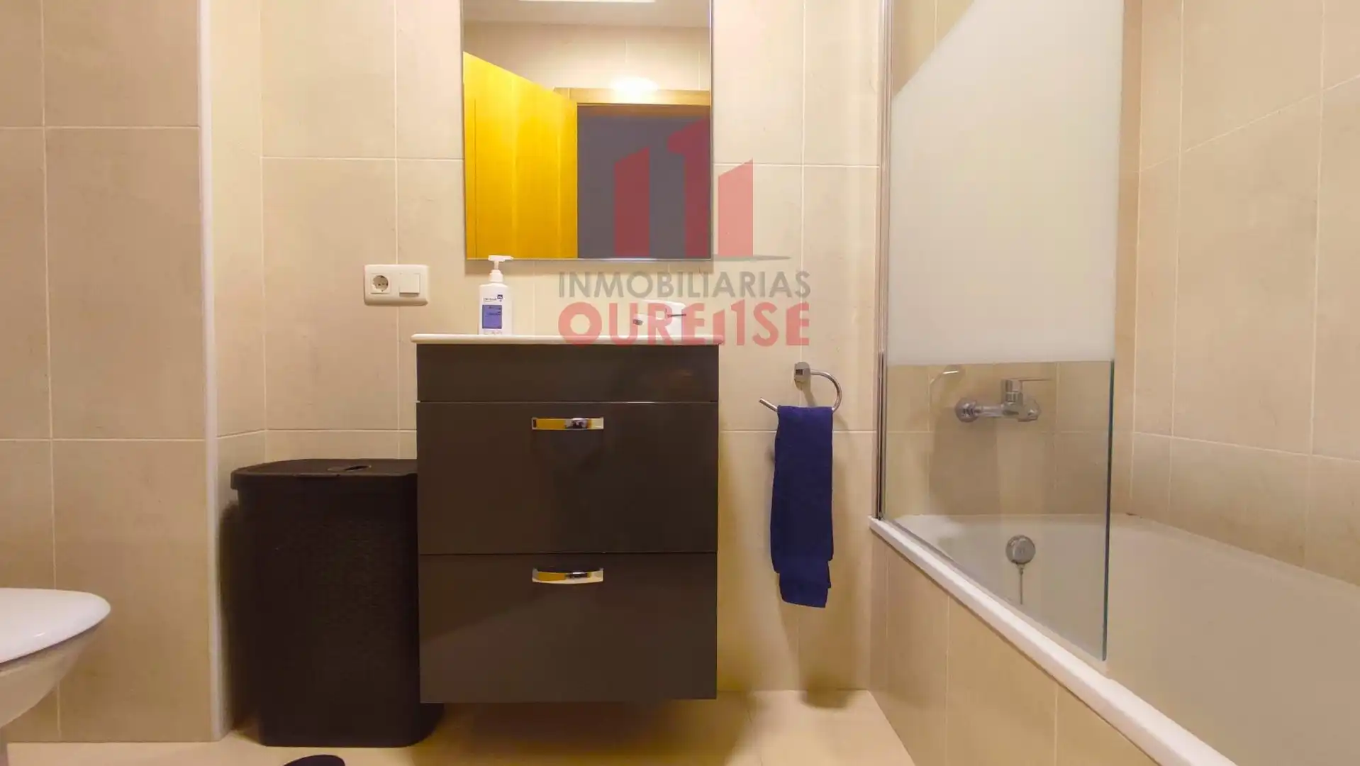 Bany de Pis en venda en San Cibrao das Viñas amb Calefacció, Traster i Balcó