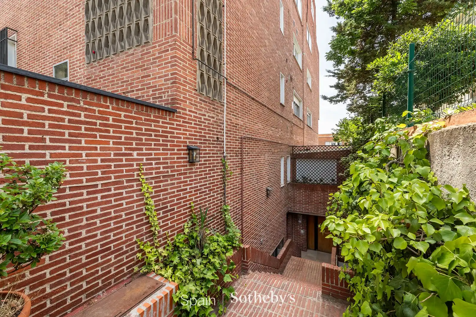 Vista exterior de Àtic en venda en Madrid amb Aire condicionat, Calefacció i Jardí privat