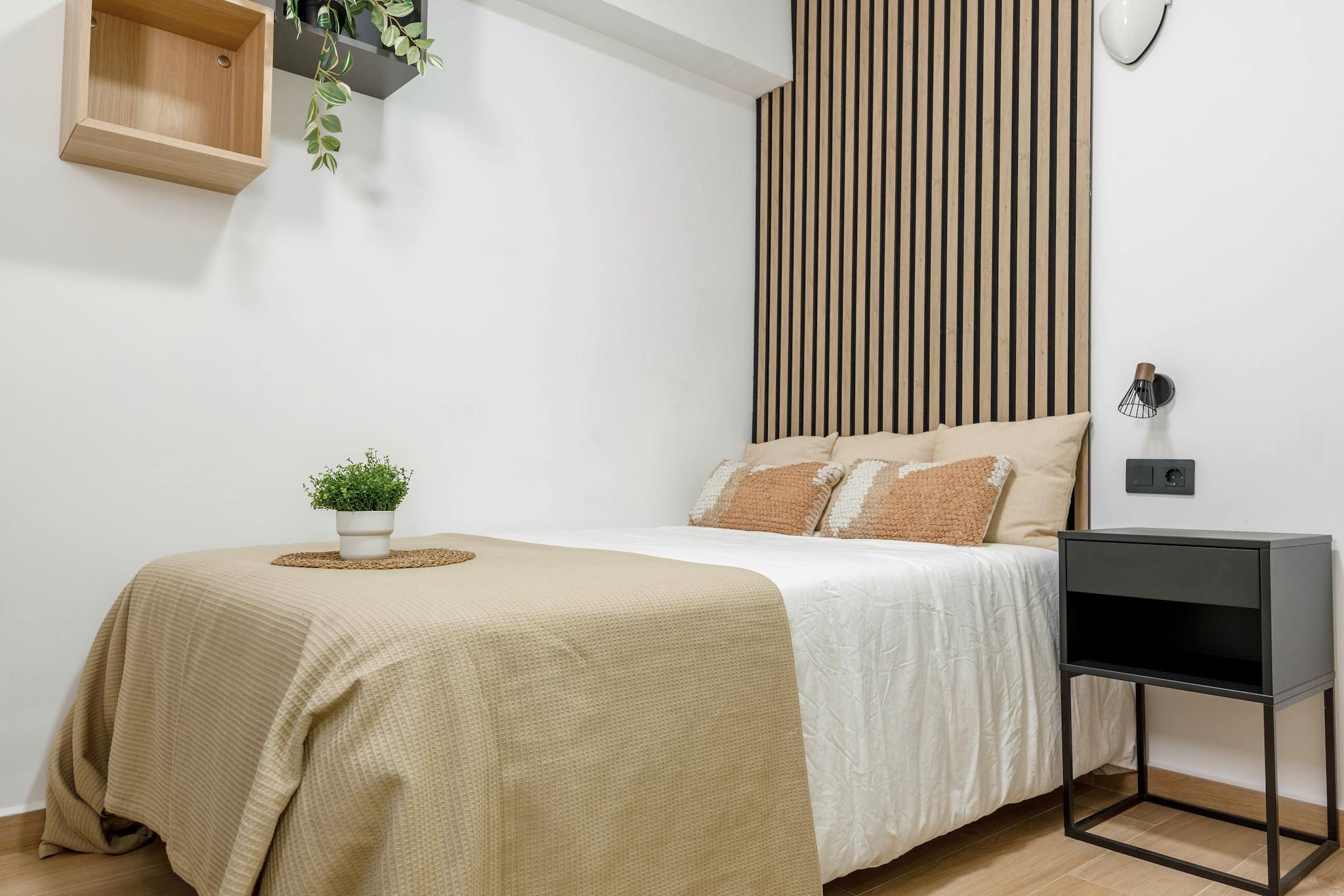 Bedroom of Flat to share in  Valencia Capital  with Air Conditioner, Heating and Washing machine