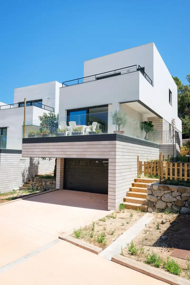 Vista exterior de Casa adosada en venda en Palafrugell amb Aire condicionat, Calefacció i Jardí privat