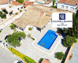 Vista exterior de Casa o xalet en venda en Empuriabrava amb Aire condicionat, Terrassa i Piscina