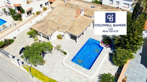 Exclusivo casa de una sola planta situada en el codiciado barrio del Peni de Empuriabrava, a pocos pasos de las playas y cerca de