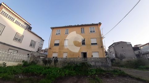 Casa totalmente independiente con vistas despejadas !! la propiedad cuenta con placa y se divide en tres plantas y bajo cubierta d
