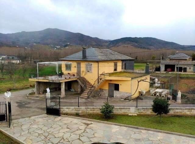 Vista exterior de Finca rústica en venda en Corullón amb Terrassa i Traster