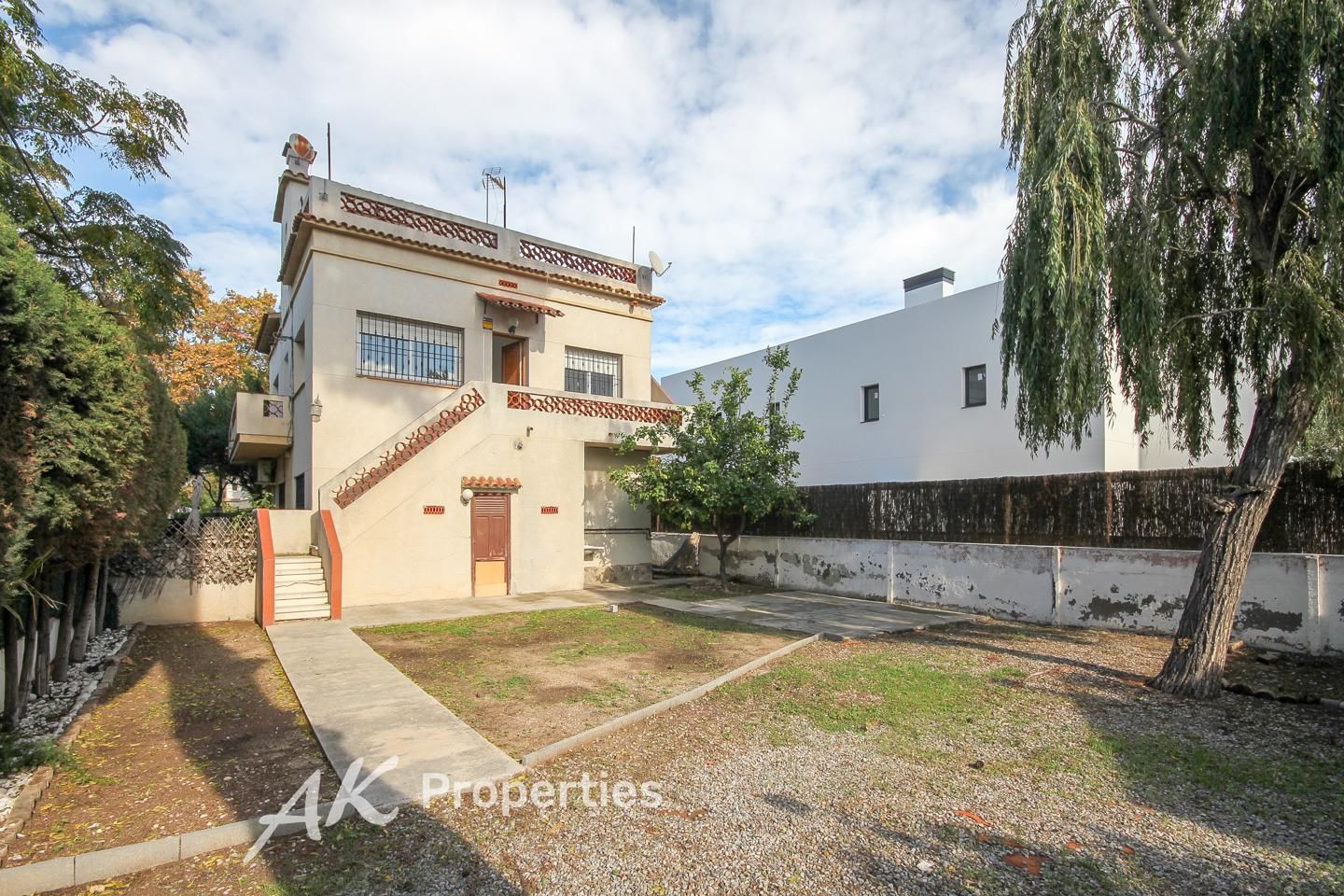Vista exterior de Casa o xalet en venda en Castelldefels amb Calefacció, Jardí privat i Terrassa