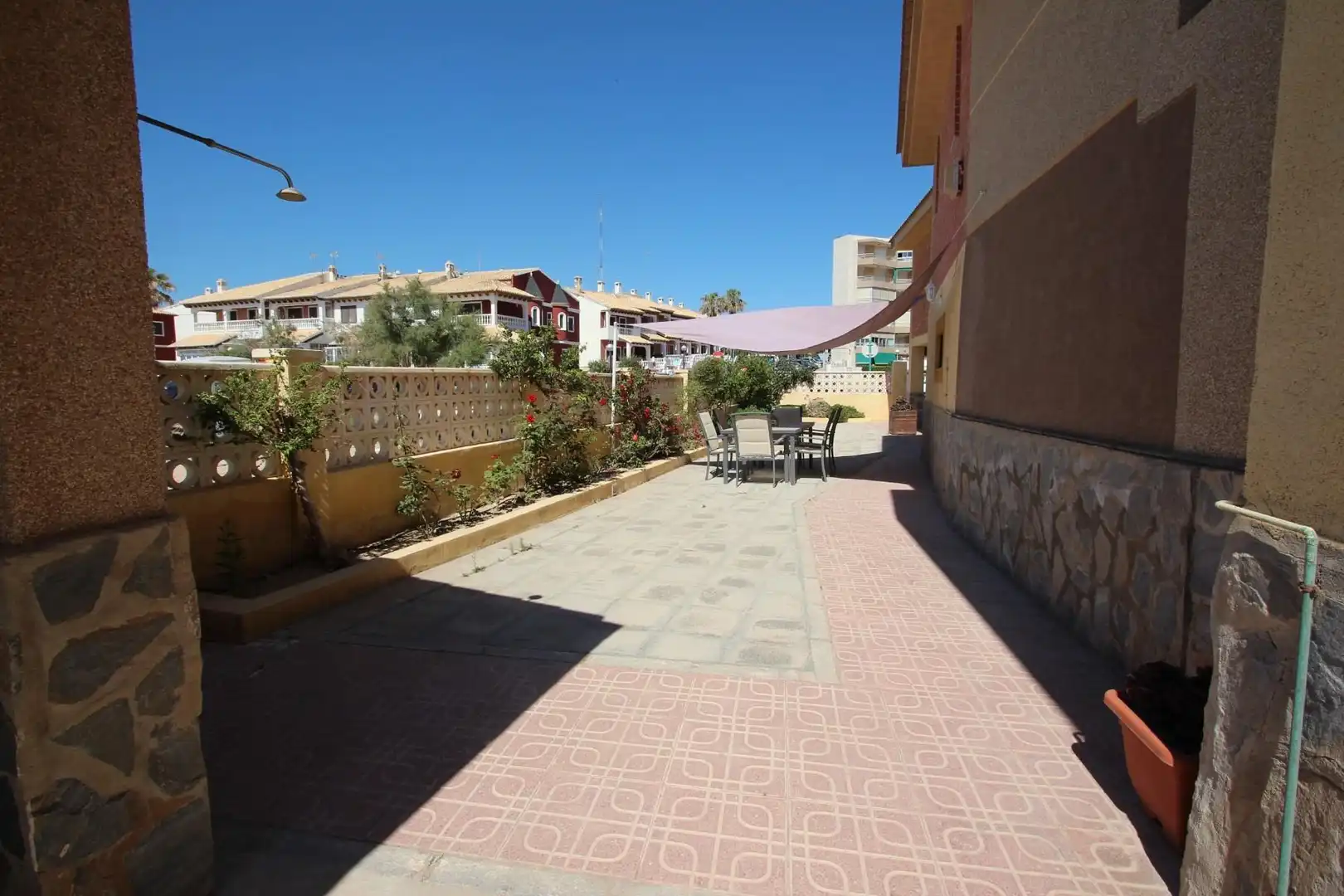 Vista exterior de Casa o chalet en venta en Guardamar del Segura con Jardín privado, Terraza y Piscina
