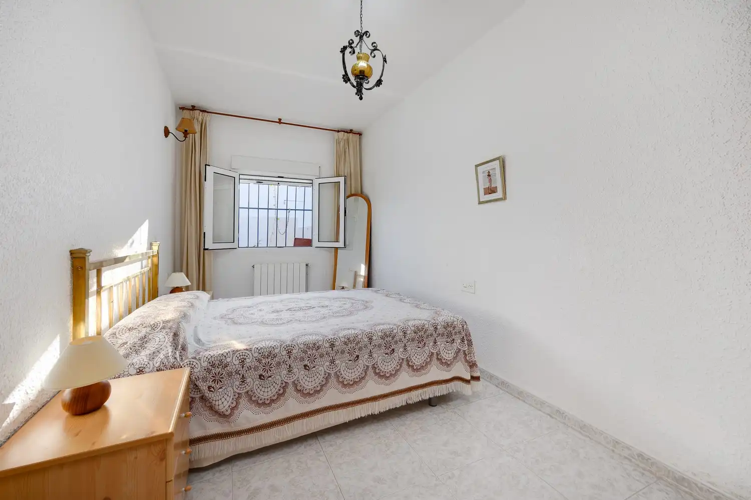 Habitación de Casa adosada en venta en Torrevieja con Aire acondicionado, Calefacción y Jardín privado