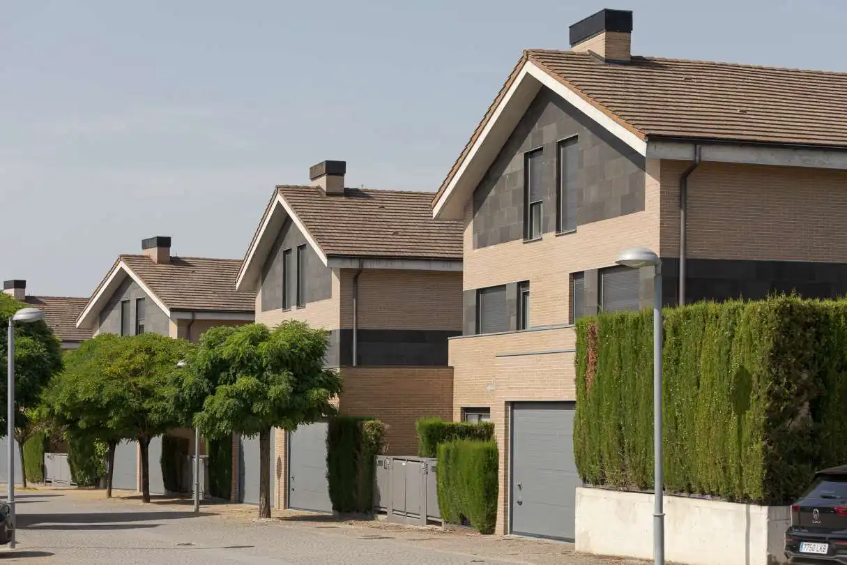 Außenansicht von Einfamilien-Reihenhaus zum Verkauf in Iza / Itza mit Heizung, Privatgarten und Terrasse