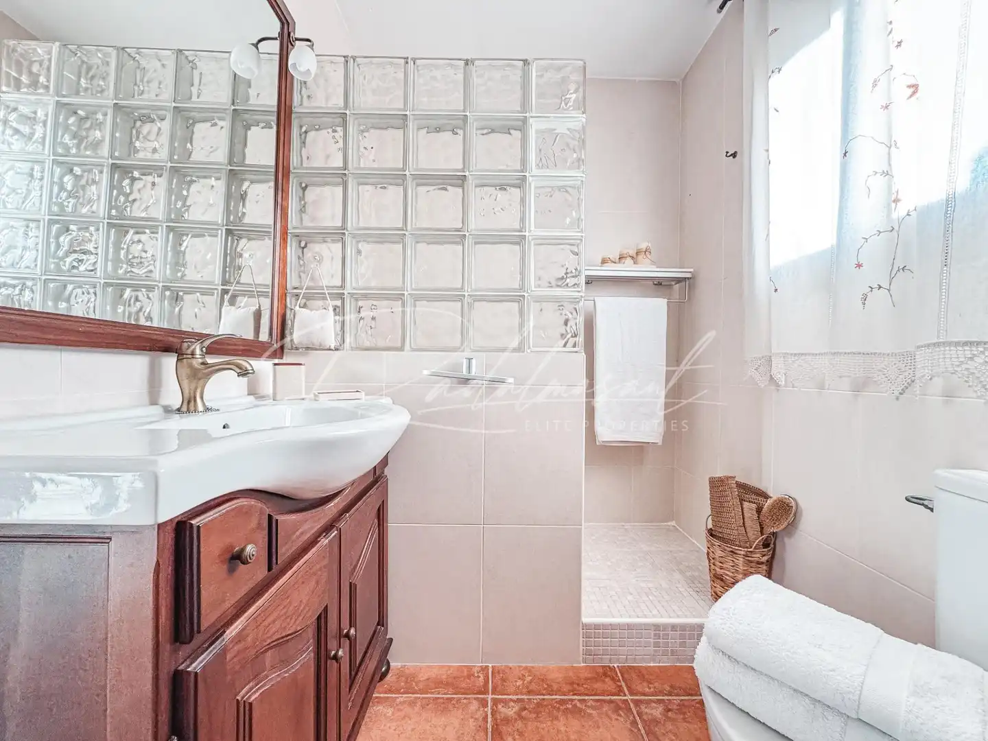 Badezimmer von Einfamilien-Reihenhaus zum Verkauf in Cambrils mit Klimaanlage, Heizung und Privatgarten