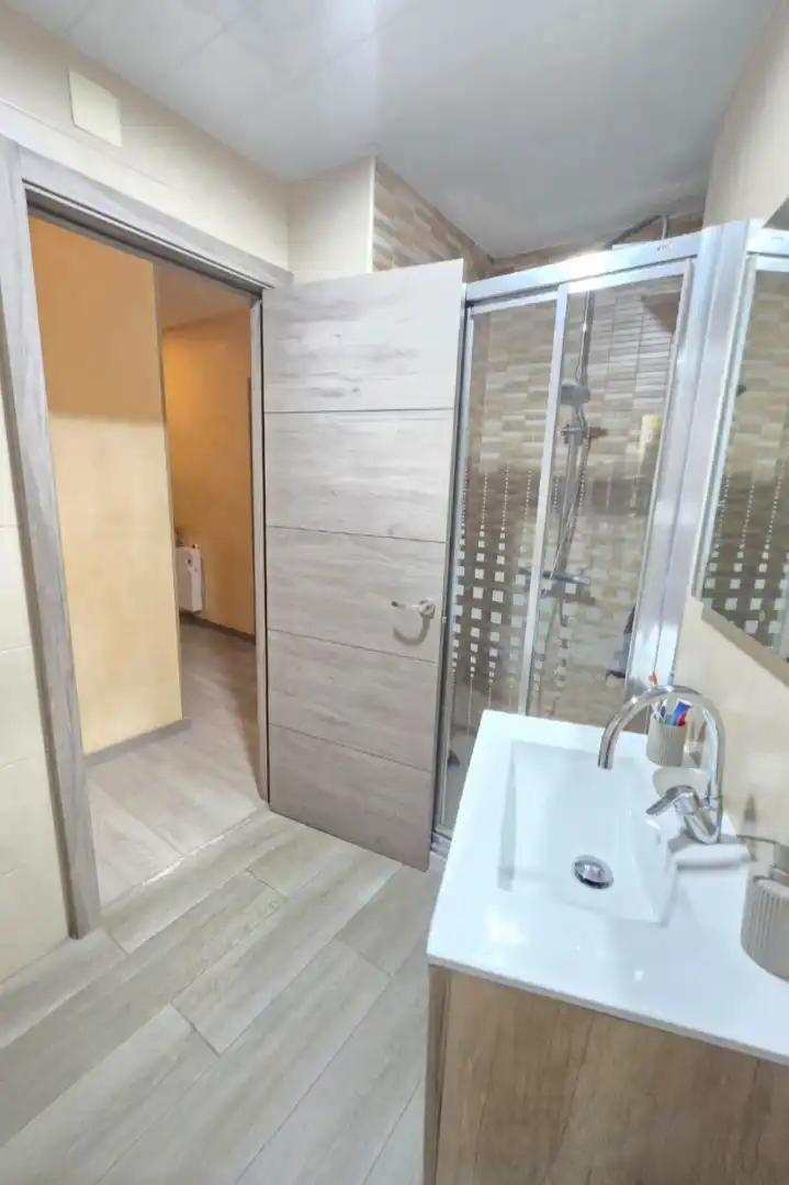 Badezimmer von Erdgeschoss zum Verkauf in Mollet del Vallès mit Klimaanlage, Heizung und Parkett