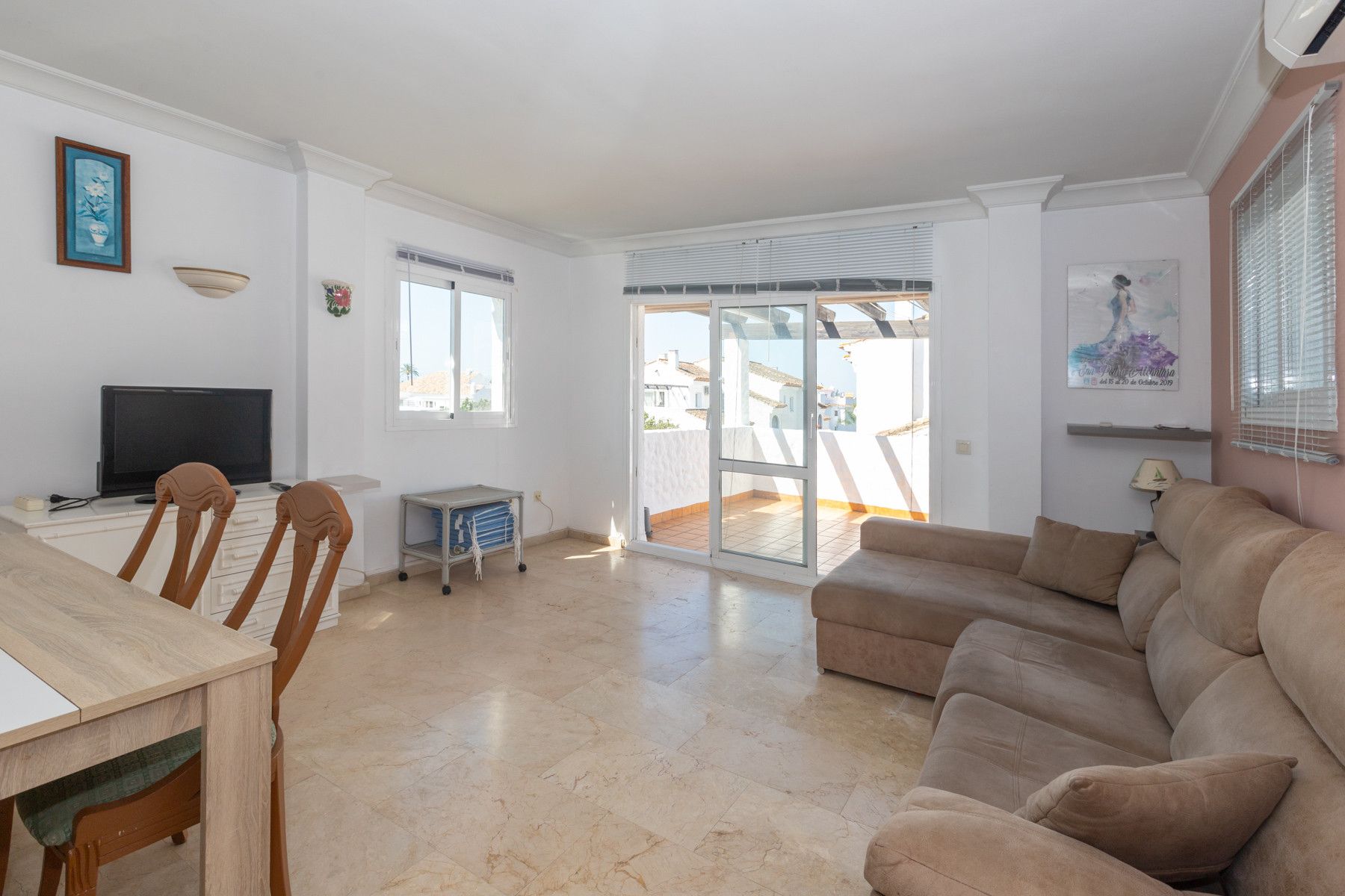 Living room of Flat for sale in Estepona  with Air Conditioner, Terrace and Swimming Pool