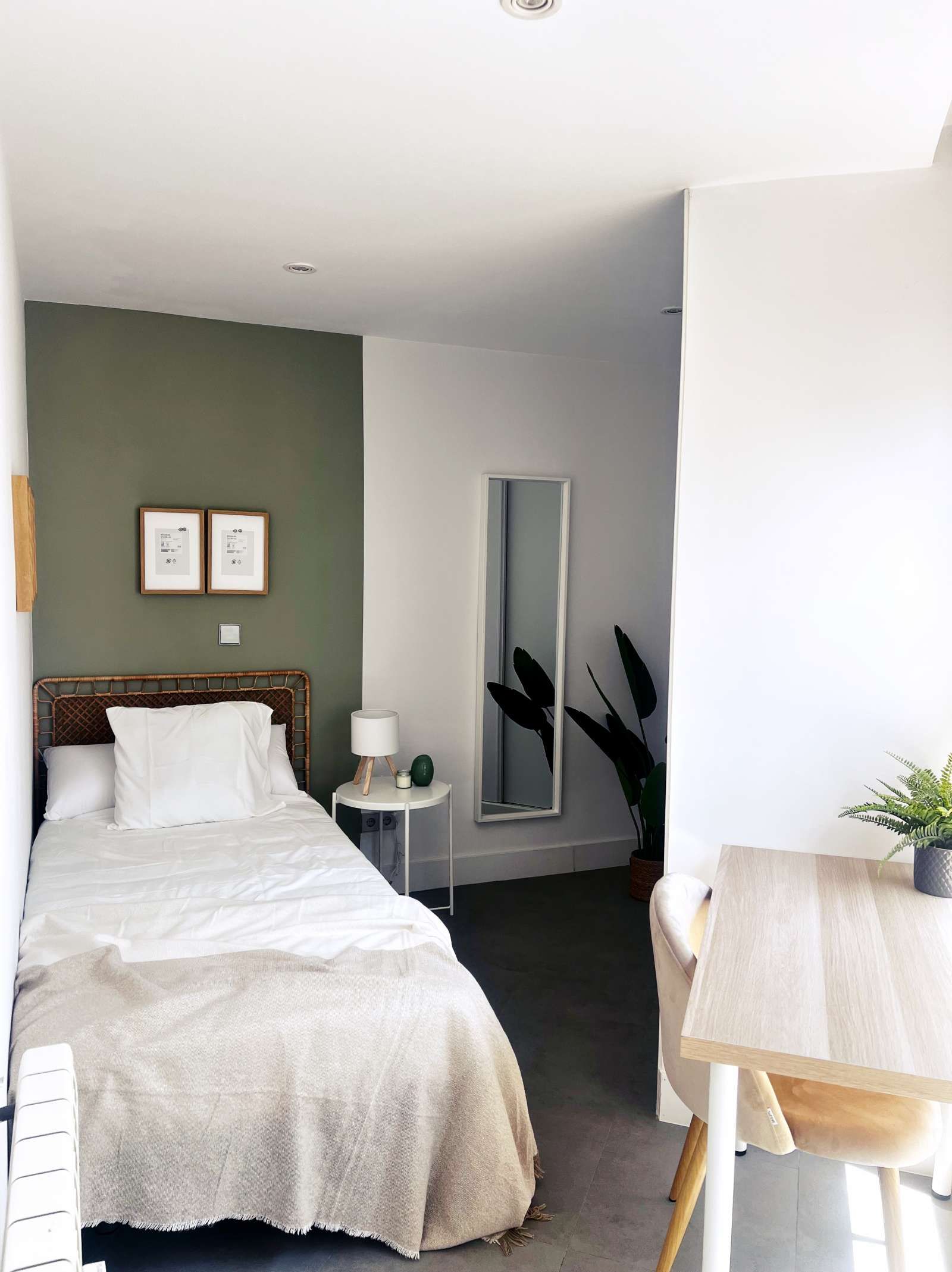 Bedroom of Flat to share in  Madrid Capital  with Air Conditioner and Terrace