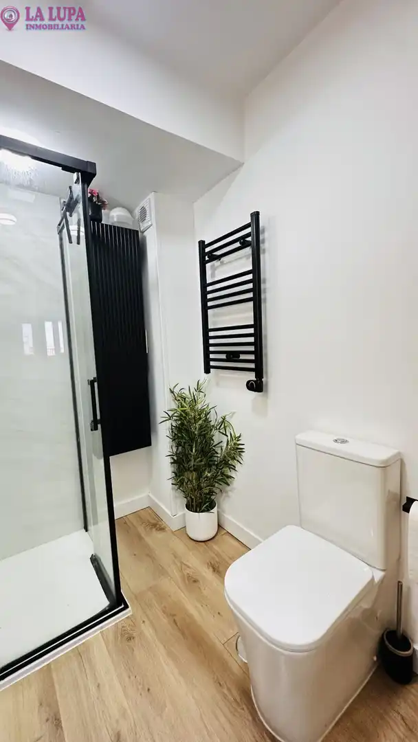 Bathroom of Flat for sale in Madrid  with Air Conditioner, Heating and Private garden