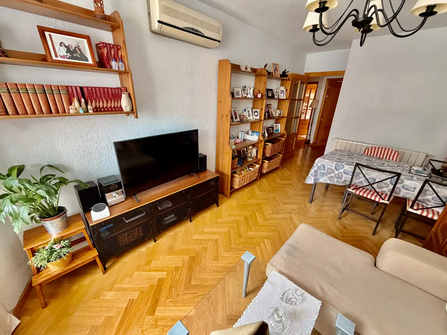 Living room of Flat for sale in Madrid  with Air Conditioner, Heating and Parquet flooring